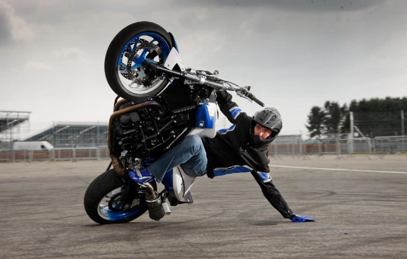 BMW mang stunt rider tới ‘khuấy đảo’ Hà Nội