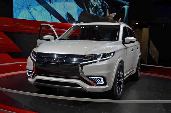 Có Mitsubishi Outlander PHEV sẽ không cần… máy phát điện