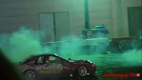 Drift xe Nissan tóe lửa