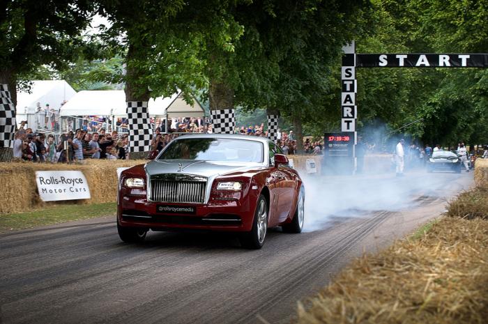 "Xe nhà giàu" Rolls-Royce Wraith thắng tốc độ Porsche 918