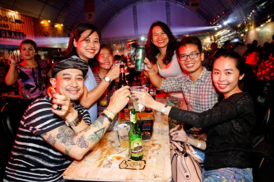  Hàng nghìn người “quẩy” tưng bừng trong lễ hội bia exBEERience Fest 2