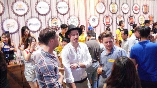  Hàng nghìn người “quẩy” tưng bừng trong lễ hội bia exBEERience Fest 4