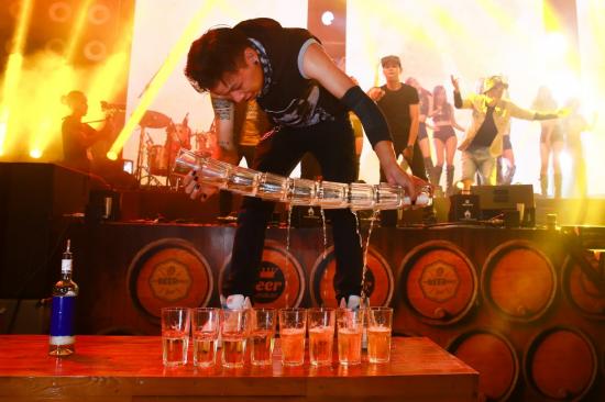  Hàng nghìn người “quẩy” tưng bừng trong lễ hội bia exBEERience Fest 7