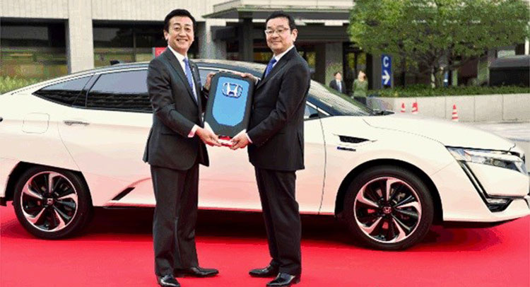 Xe pin nhiên liệu Honda Clarity đầu tiên có chủ