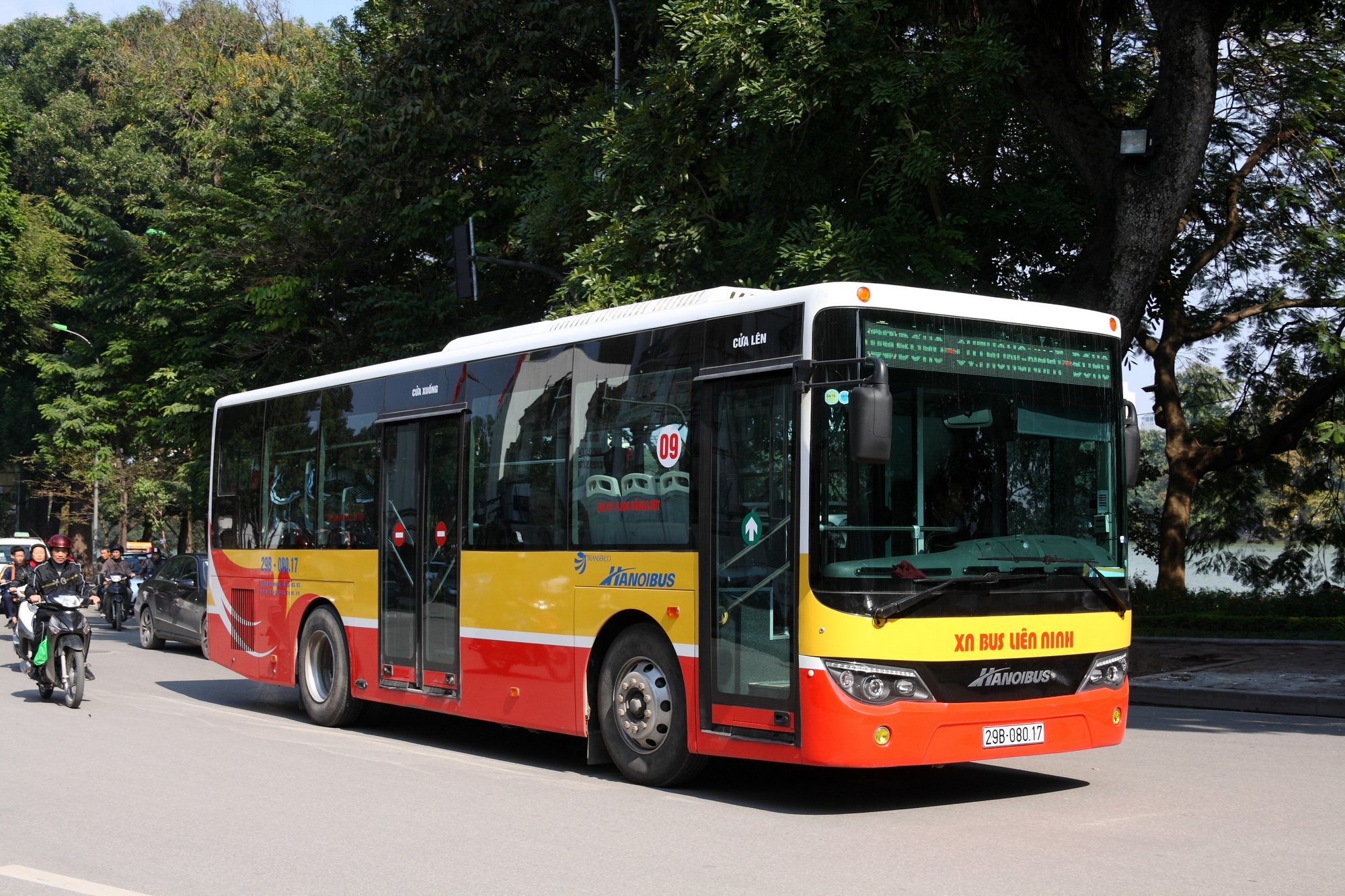 Hà Nội muốn giảm tải giao thông bằng xe bus 2 tầng