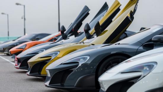 Siêu xe McLaren diễu hành chào năm mới 2