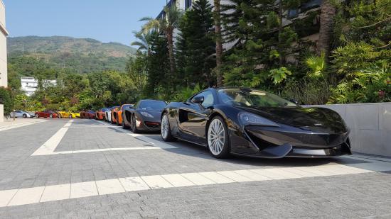 Siêu xe McLaren diễu hành chào năm mới 6