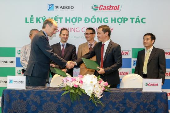 Piaggio thay hết dầu nhớt xe bằng Castrol 1