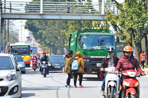 Từ 1/1/2018, đi bộ sai luật có thể bị phạt tù