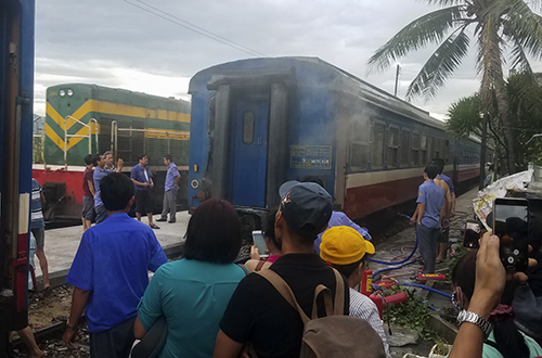 Cháy toa tàu khách, hàng trăm người hoảng loạn