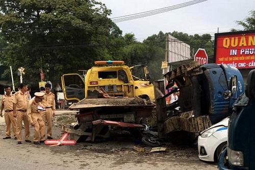 Gác chắn hỏng, nhiều phương tiện bị tàu hỏa đâm trúng