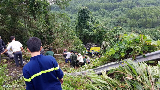 Xe khách rơi xuống đèo Hải Vân, nhiều người bị thương