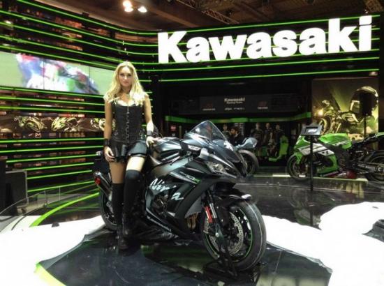 Dàn người mẫu tại EICMA 2015 A18