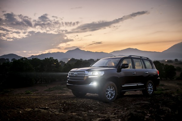 Toyota công bố giá bán Land Cruiser 2015