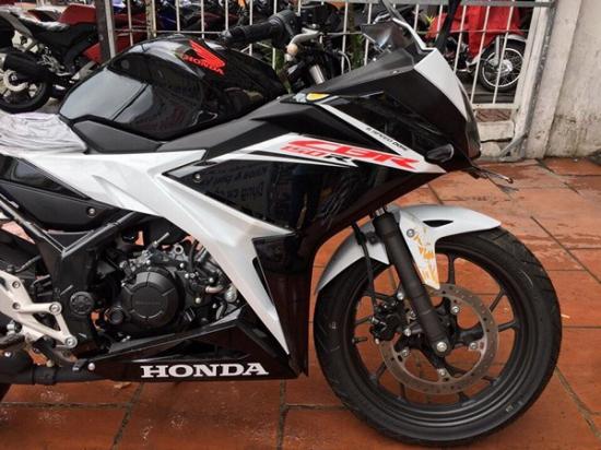 Honda CBR150R 2017 4