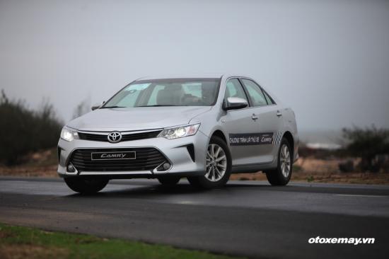 Lái Toyota Camry 2015 dạo phố biển a1