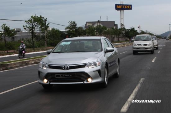 Lái Toyota Camry 2015 dạo phố biển a6