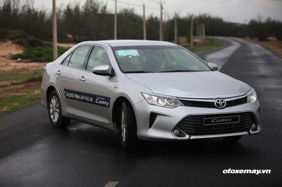 Lái Toyota Camry 2015 dạo phố biển a5