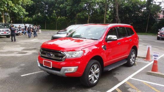 Hai mẫu xe tâm điểm của gian hàng Ford Việt Nam tại triển lãm ô tô việt nam 2015