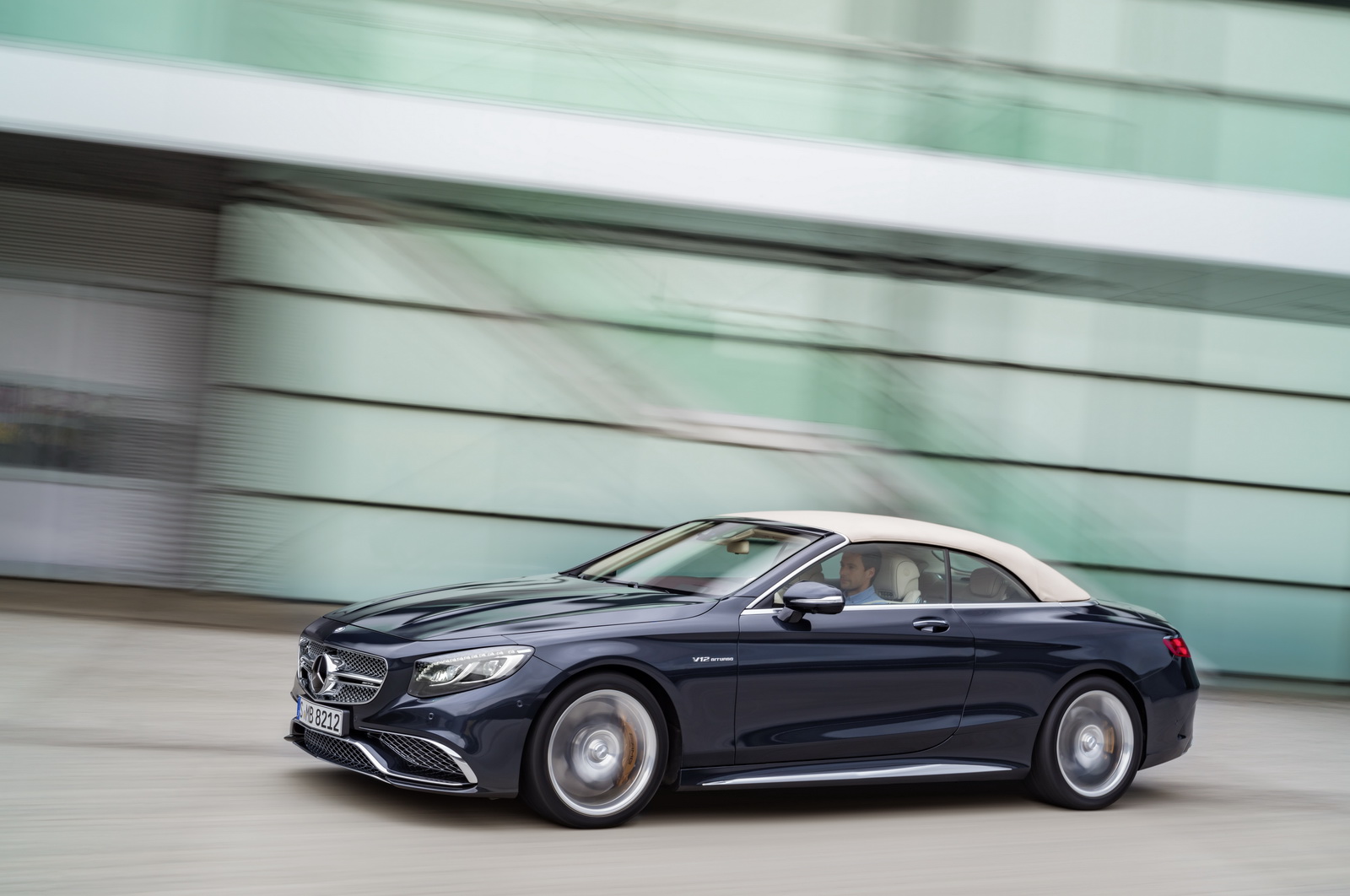 Mercedes-AMG S65 Cabriolet 2017 trang bị động cơ V12