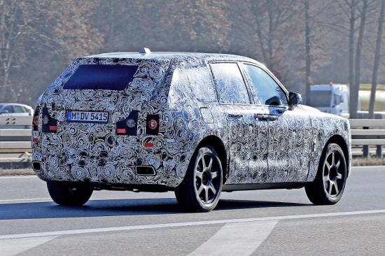 Rolls-Royce mang SUV Cullinan chạy thử trên phố