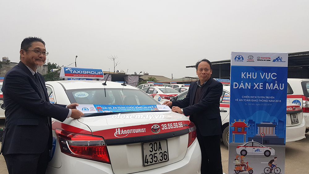 Toyota dán áp-phích trên xe taxi, tuyên truyền an toàn giao thông