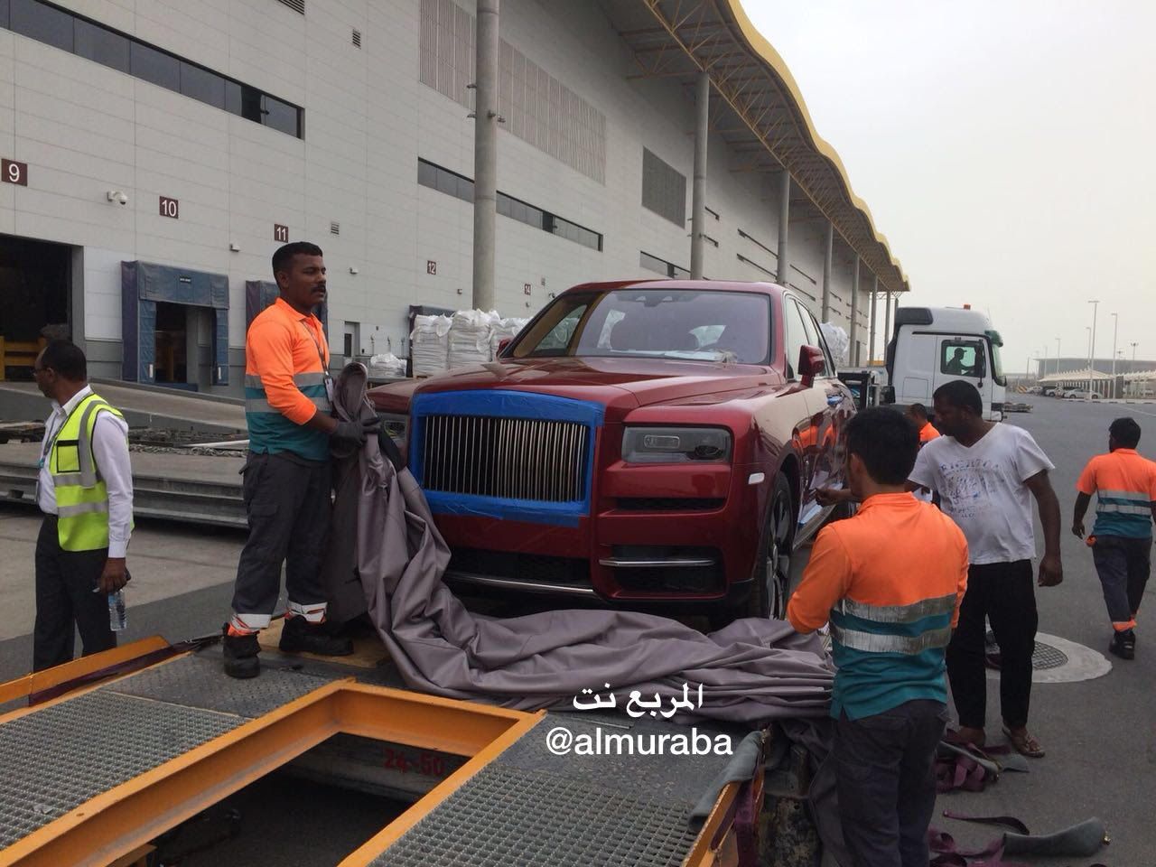 Sở hữu Rolls-Royce Cullinan đầu tiên với 640.000 USD