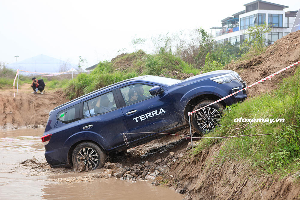 Lái Nissan Terra vượt qua 5 bài trải nghiệm địa hình