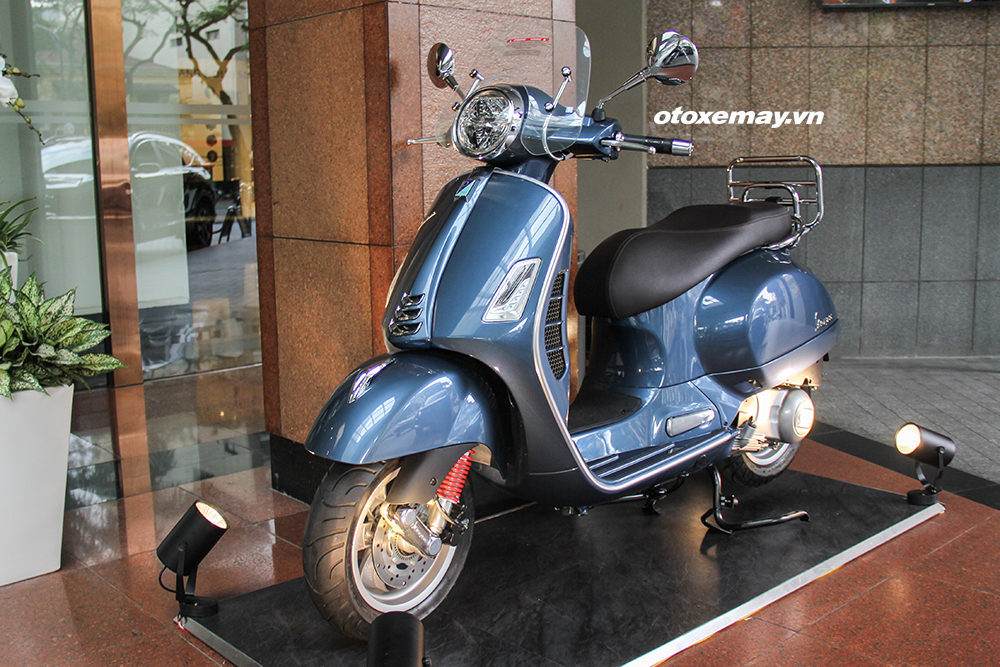 Cận cảnh Vespa GTS 300 Touring 2019 bất ngờ được trưng bày tại Hà Nội