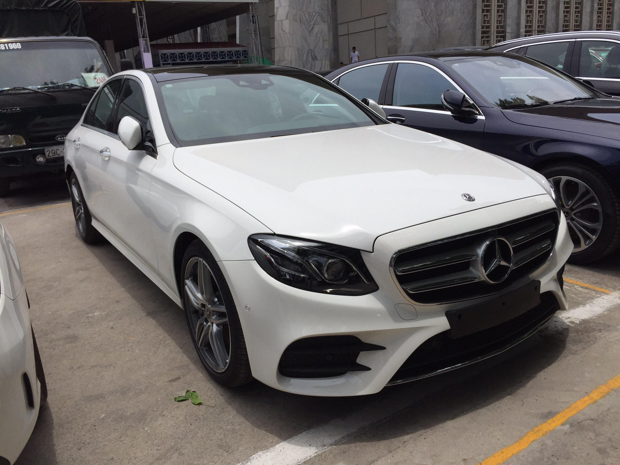 Mercedes-Benz Việt Nam chuẩn bị trình làng E 350 AMG mới