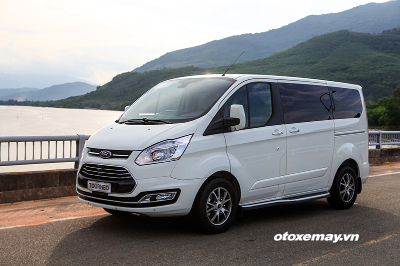 Ford Tourneo giá cao nhất 1,069 tỷ đồng được trang bị những gì ?