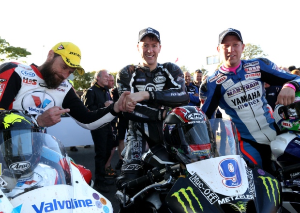 Isle of Man 2015: Ian Hutchinson lập cú đúp danh hiệu