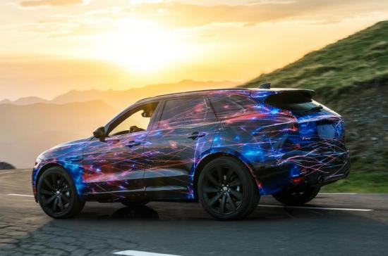 Jaguar tung clip hậu kì SUV mới F-Pace 3