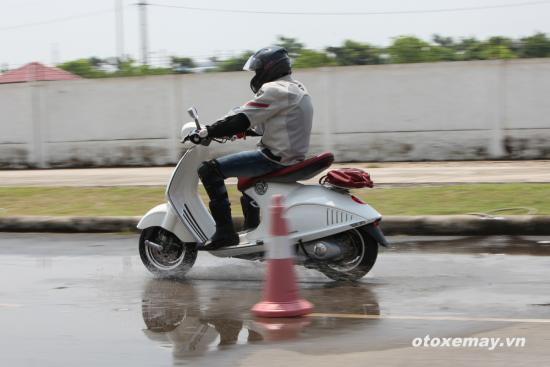 Thử ABS trên siêu phẩm Vespa 946 tại Việt Nam 10