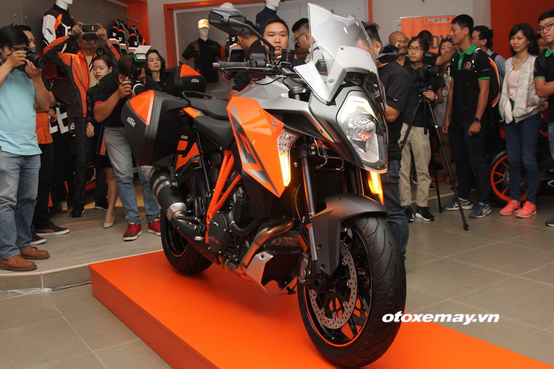 Mô tô KTM 1290 Super Duke GT 2016 đắt hơn Ford Ranger tại Sài Gòn