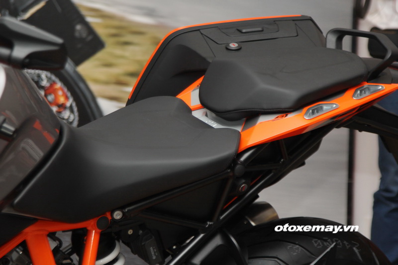 Mô tô KTM Super Duke 1290 model 2016 đắt hơn Ford Ranger tại Sài Gòn_14