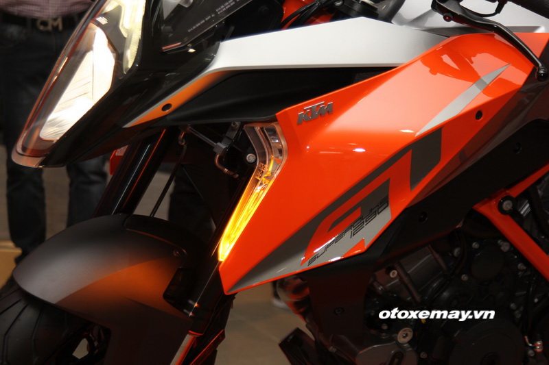 Mô tô KTM Super Duke 1290 model 2016 đắt hơn Ford Ranger tại Sài Gòn_13