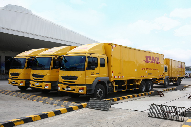 FUSO giao 18 xe tải loại 24 tấn cho công ty DHL