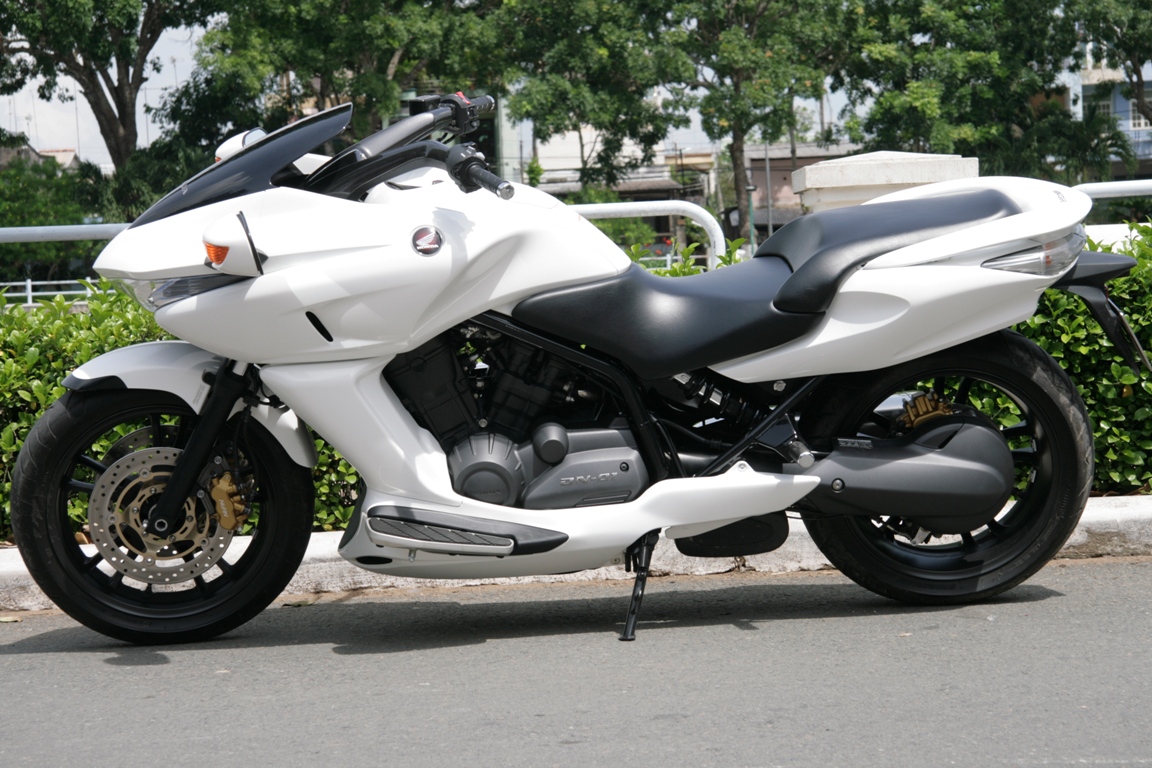 Cưỡi xe ga “cá mập” Honda DN-01 dạo phố_4