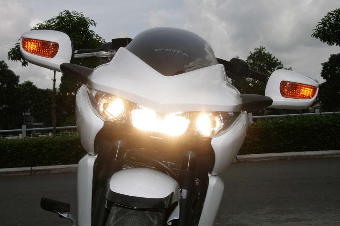 Cưỡi xe ga “cá mập” Honda DN-01 dạo phố_2