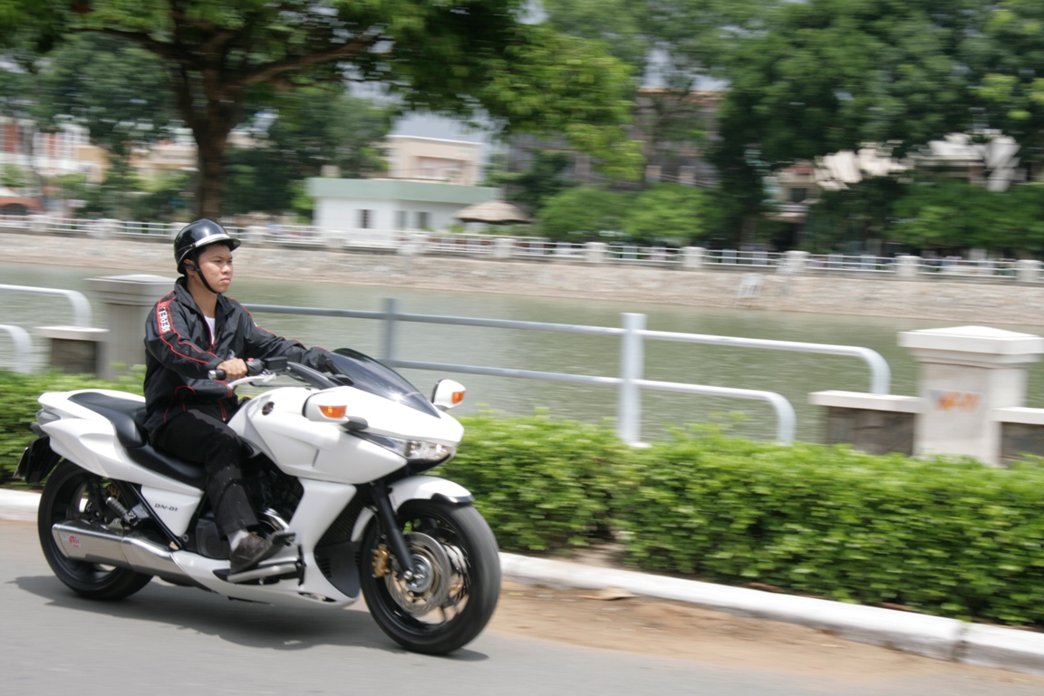 Cưỡi xe ga “cá mập” Honda DN-01 dạo phố_7