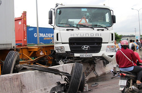 Cầu Phú Mỹ được tráng nhựa để hạn chế tai nạn