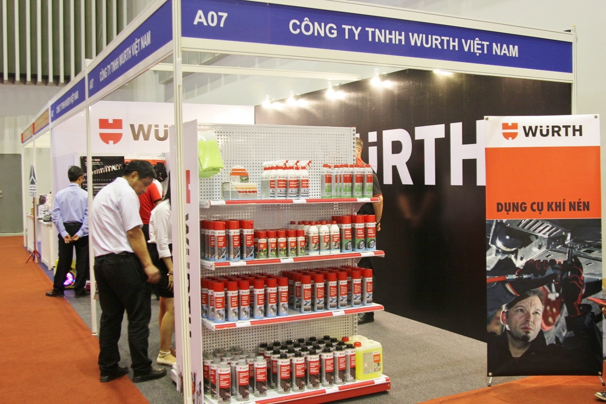 Gian-hang-chau-Au-hut-khach-tai-trien-lam-phu-tung-va-dich-vu-o-to-Automechanika-TP.HCM-anh-2