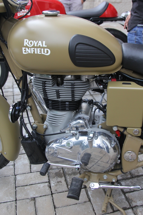 Royal-Enfield-mo-to-Anh-Quoc-gia-120-trieu-tai-Sai-Gon-anh-2