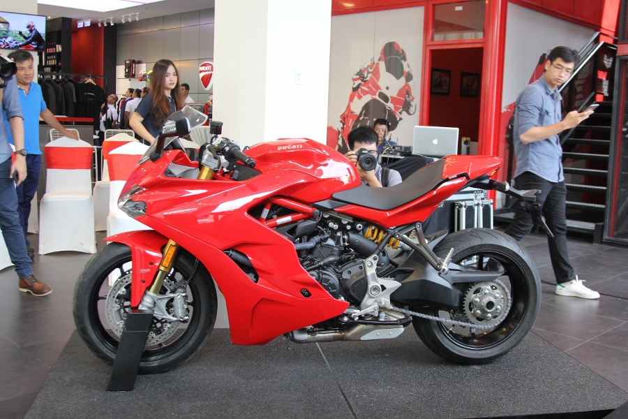 Ducati SuperSport S 2017 giá 571 triệu đồng có trang bị gì