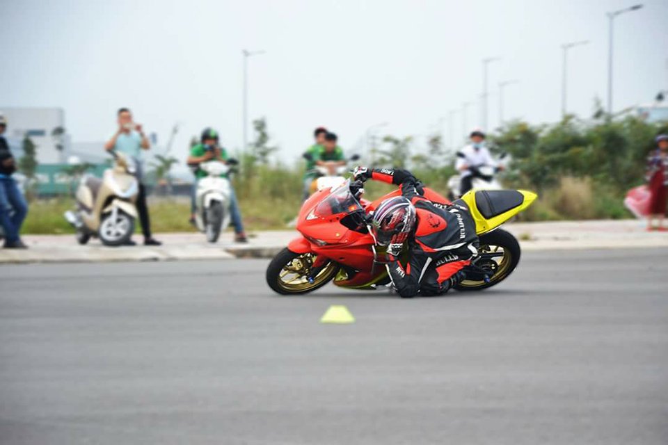 Biker Việt trình diễn kỹ năng Elbow-down