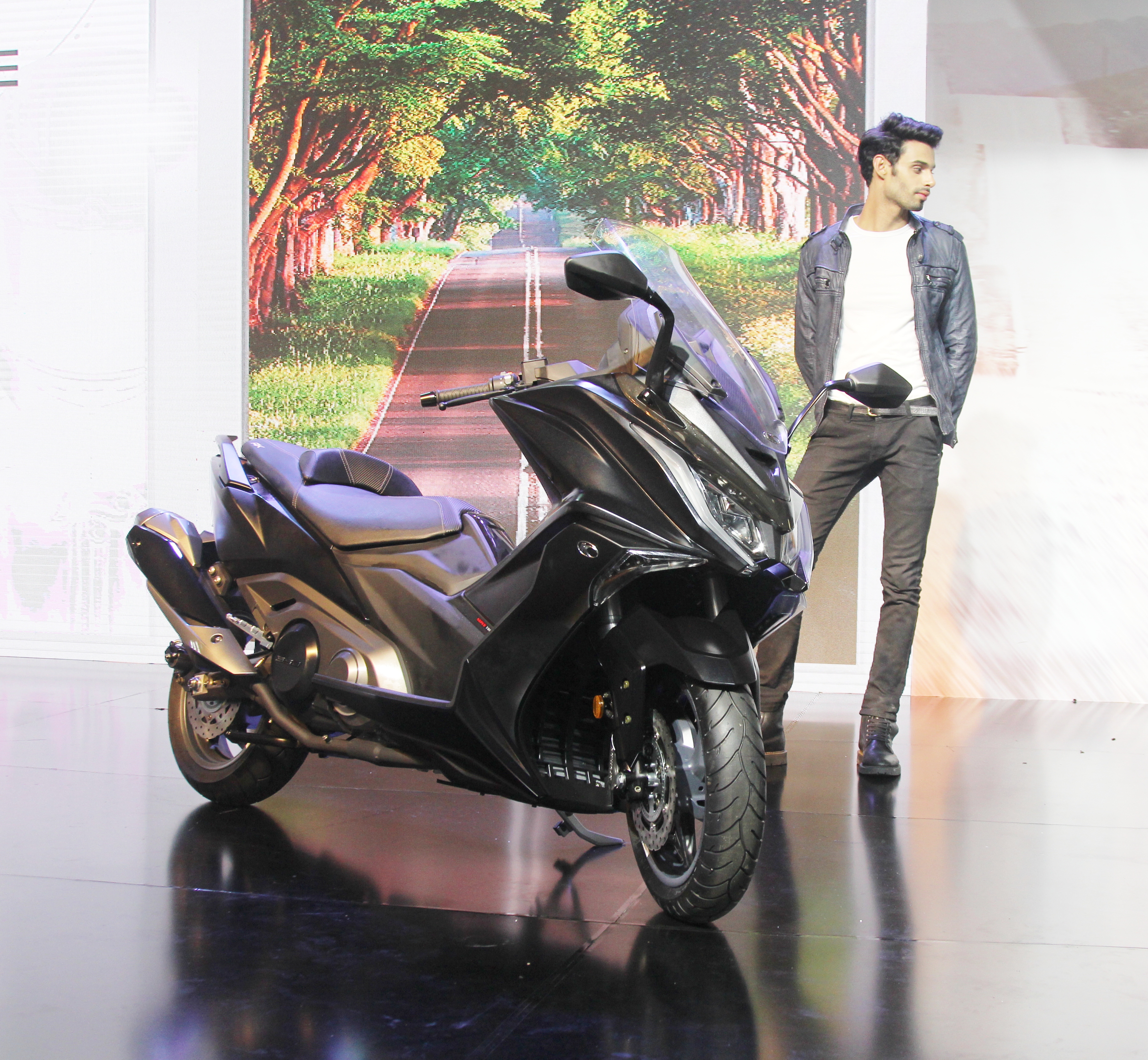 Kymco Việt Nam ra mắt xe ga “thuyền” AK550 giá 375 triệu đồng