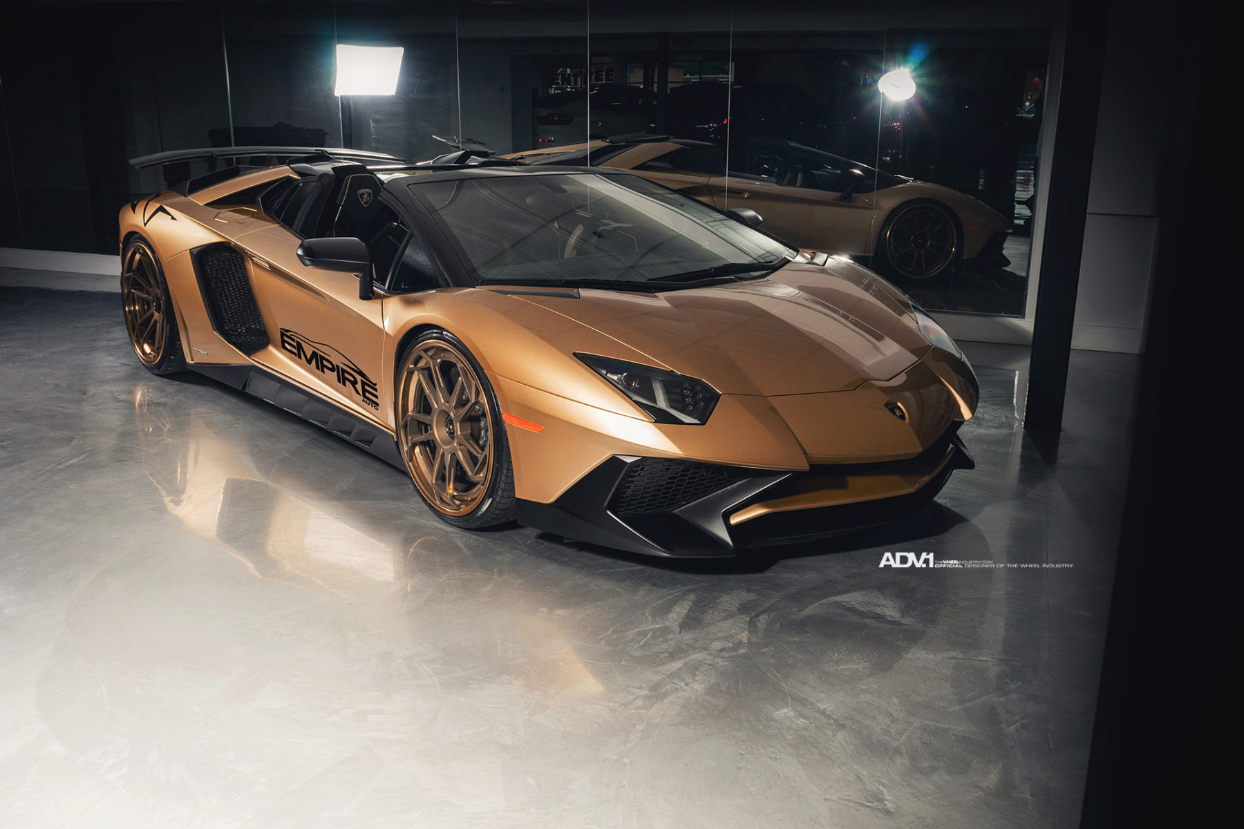 Ngắm Lamborghini Aventador SV Roadster trong bộ cánh vàng đồng cực chất