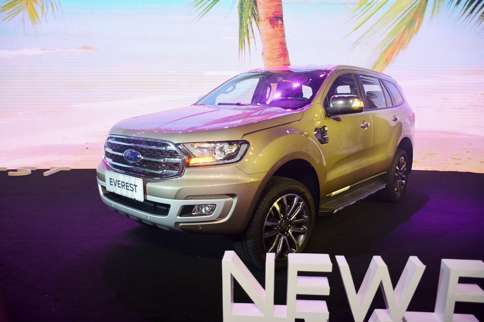 Ford Everest 2018 động cơ 2.0L Turbo giá 1,399 tỷ đồng