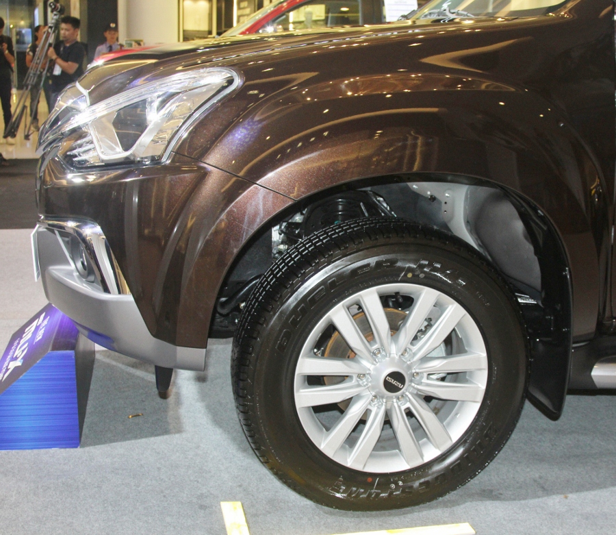 Isuzu-Viet-Nam-ra-mat-xe-ban-tai-moi-D-MAX-gia-650-trieu-dong-va-SUV-mu-X-gia-820-trieu-dong-anh-12